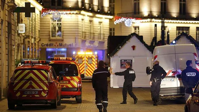 Mercado navideño en Nantes donde un hombre atropelló a una decena de personas dejando seriamente heridas a cinco