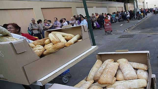 Una parroquia de Valencia ofrece una cena de Navidad a 300 personas sin hogar