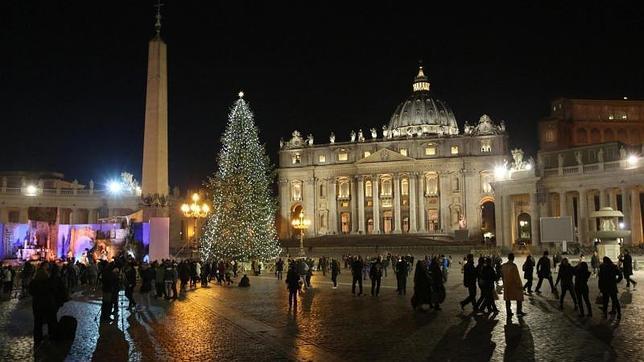 Vista de la basílica de San Pedro, en el Vaticano, con el belén y el árbol de Navidad
