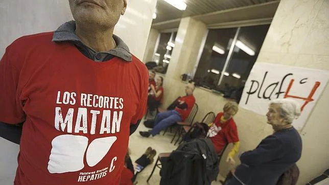 Pacientes de hepatitis C han protagonizado un encierro en el Hospital Doce de Octubre de Madrid