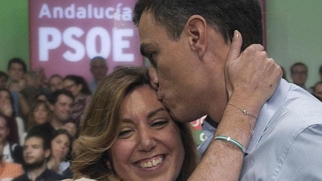 Susana Díaz y Pedro Sánchez se abrazan