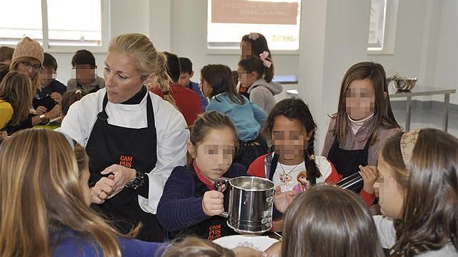 Casi un centenar de niños se convierten en auténticos chefs