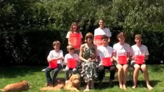 Hasta la siempre fría Anna Wintour aceptó el reto del cubo de agua helada