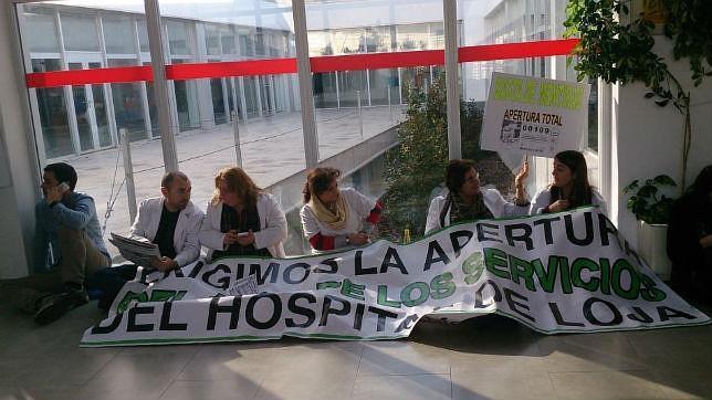 Opositores se encierran durante 60 horas en el hospital de Loja exigiendo una plaza