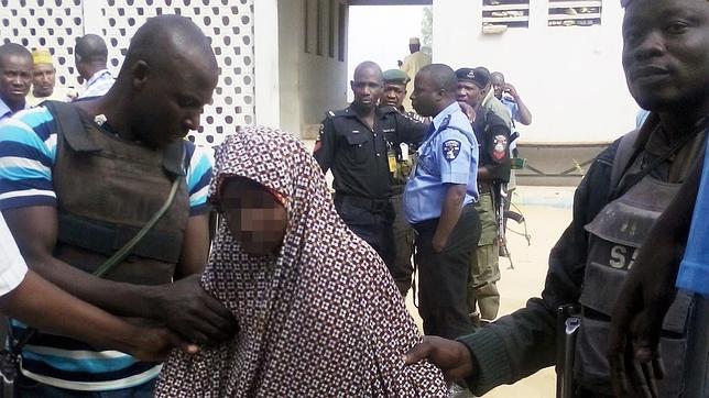 La muchacha, con explosivos adosados, es interceptada por los agentes en la ciudad nigeriana de Kano