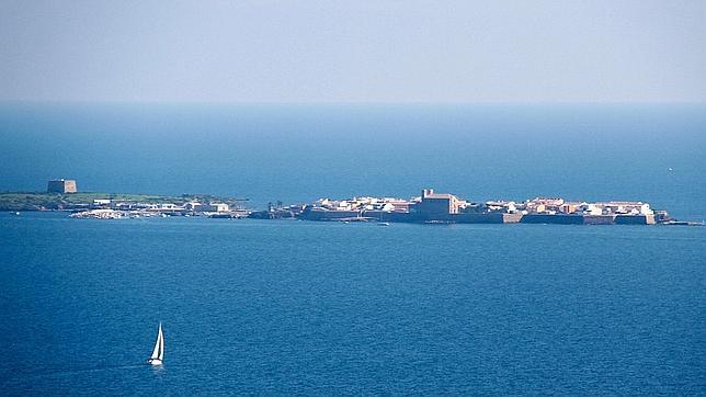 Treinta años de la pionera conducción submarina que abastece Tabarca de agua