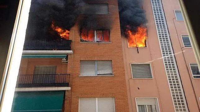 Imagen de la vivienda en llamas