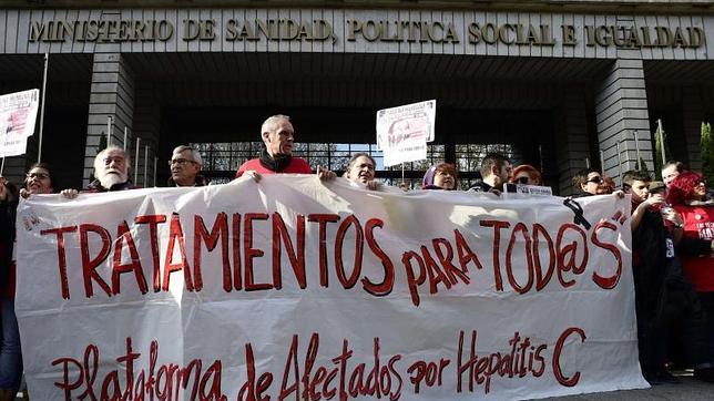 Maniestación de afectados por la hepatitis C a las puertas del Ministerio de Sanidad el pasado sábado