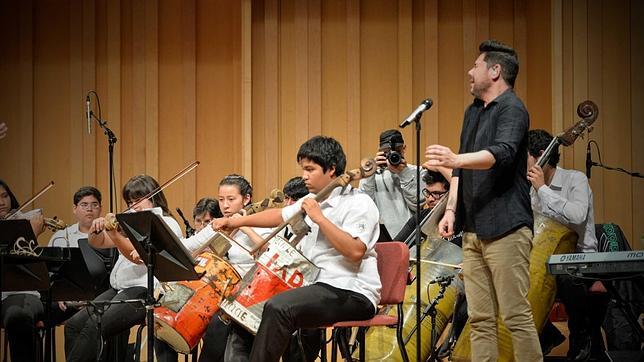 Jóvenes paraguayos convierten la basura en música en el Palau