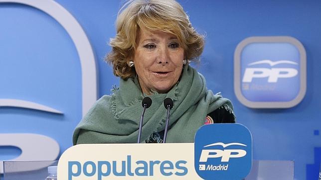 El Gobierno condecora a Esperanza Aguirre por sus «méritos» en Educación