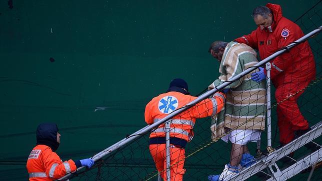 «Nos quemaremos como ratas en este barco, ayudadnos»