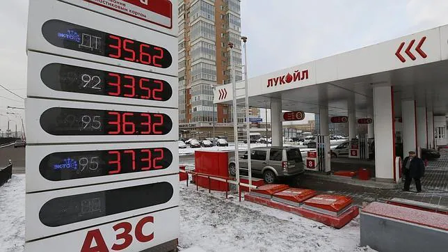 El rublo ha sufrido en pocos días la mayor depreciación desde 1998, por la brusca caída de los precios del petróleo