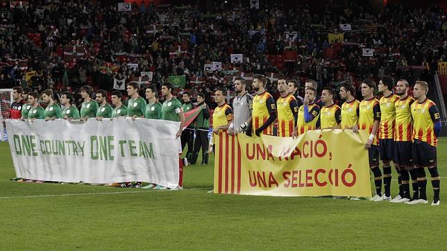 Sergio Busquets no sujetó la pancarta independentista