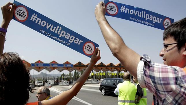 Varias personas protestan en el peaje de Mollet contra el incremento del precio de los peajes en las autopistas
