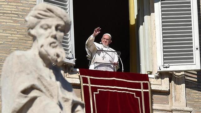 El Papa Francisco saluda a los miles de turistas y peregrinos desde la ventana del Palacio Apostólico durante la primera oración del Ángelus del año en el Vaticano, el jueves 1 de enero de 2014