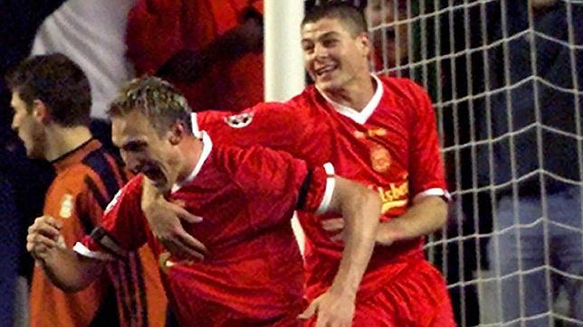 Gerrard celebra un gol con Hyypia