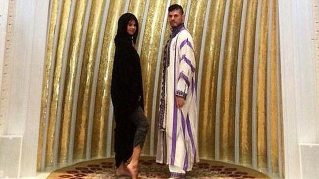 Selena Gómez dispara la rabia por mostrar sus tobillos en la mezquita de Abu Dhabi