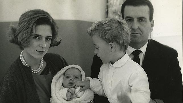 Los condes de Torlonia con sus hijos Alessandro y Elisabetta, en 1963