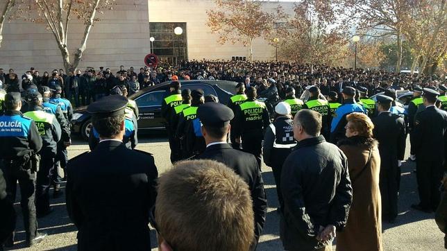 Los compañeros del fallecido y sus familiares en el funeral del agente fallecido ayer en Embajadores