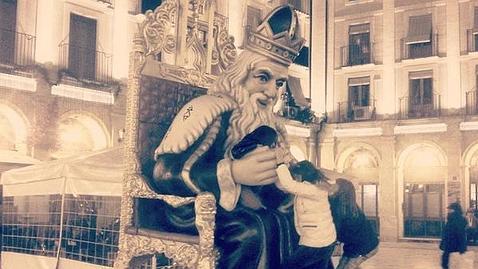 Un acto vandálico acaba con la figura gigante del Rey Melchor devorada por el fuego