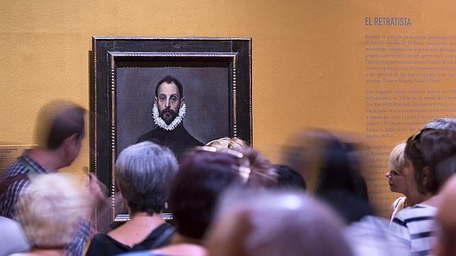 Público observa al famoso «Caballero de la mano en el pecho» en el Museo de Santa Cruz