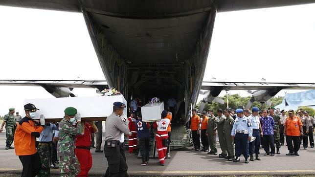 Hallan cuatro grandes objetos que pueden pertenecer al avión accidentado de AirAsia