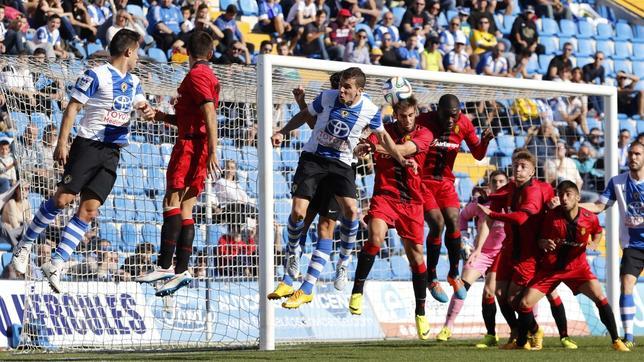 Un lance del partido jugado en el Rico Pérez entre el Hércules y el Mallorca B