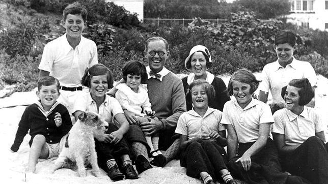 Retrato de la familia Kennedy en Hyannisport, Massachusetts, con el que fuera presidente norteamericano en la fila superior a la izquierda de la foto