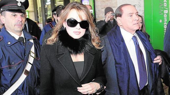 Francesca Pascale junto a Silvio Berlusconi en Roma