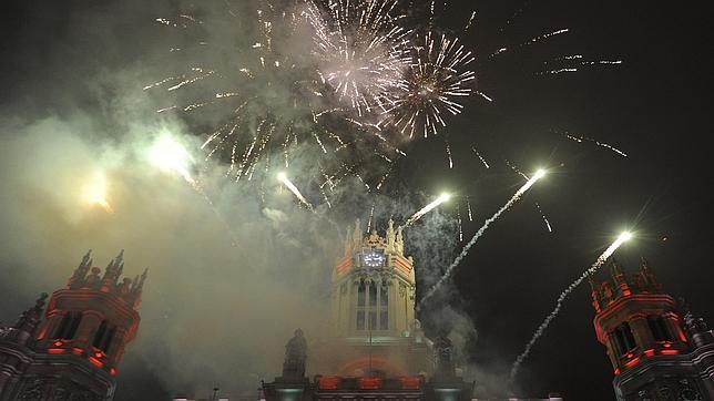 Castillo de fuegos artificiales sobre el Palacio de Cibeles