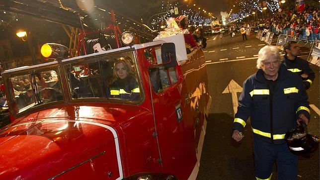 El camión de bomberos, salido directamente de su museo, una de las principales atracciones del desfile