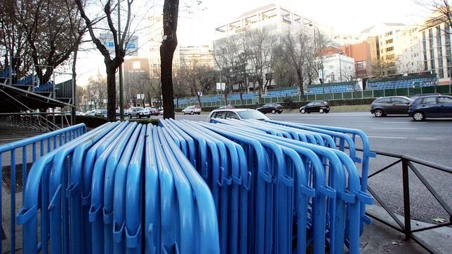 Vallas para impedir el paso de los espectadores hacia la Cabalgata