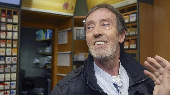 Maximino González, marido de la lotera que hoy ha repartido 750.000 euros en León correspondiente al segundo premio del sorteo de El Niño, el número 43.743