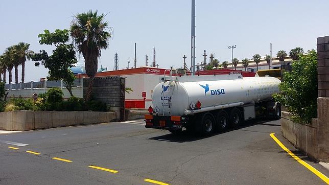 Un camión cisterna de DISA entra en la refinería de Santa Cruz de Tenerife