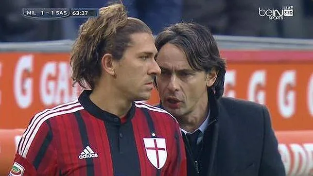 Filippo Inzaghi da instrucciones a Cerci antes de debutar con el Milán