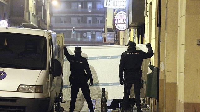 Dos policías, en el levantamiento del cadáver del joven asesinado en Zaragoza
