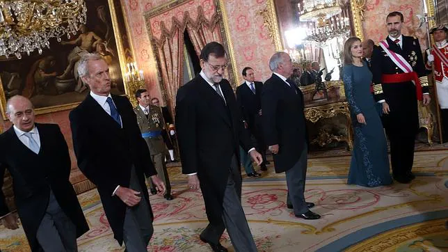 Los Reyes, junto a ministros del Gobierno (Fernández Díaz y Morenés) y el jefe del Ejecutivo, Mariano Rajoy