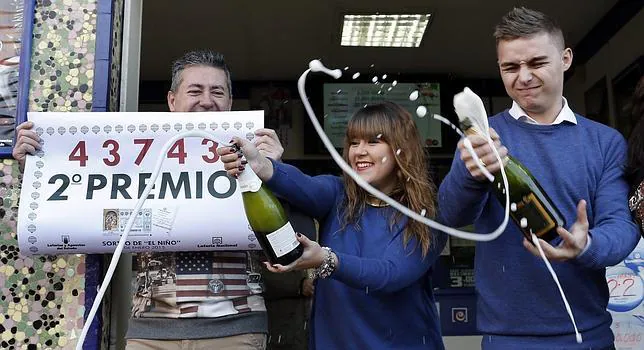 La administración de loterías número 77 de Valencia ha repartido 750.000 euros del segundo premio de la Lotería del Niño, ya que ha vendido entre sus clientes una serie del 43.743