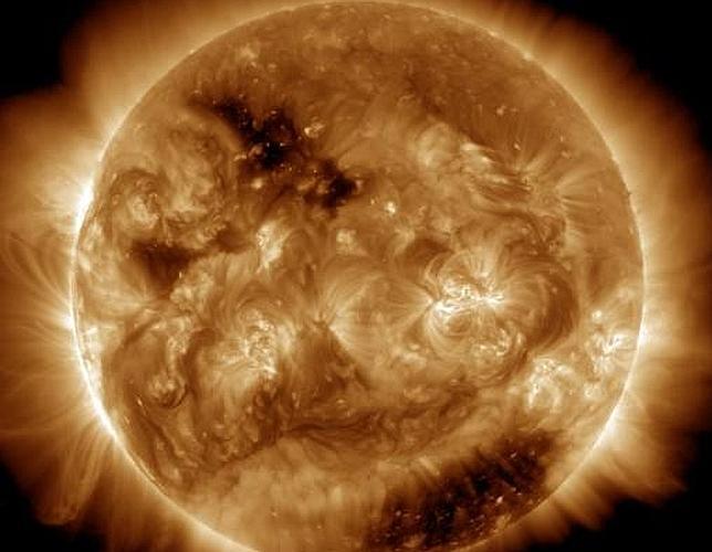 El Sol empieza 2015 con un gran agujero en su corona