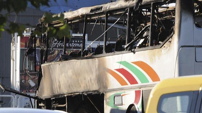 Imagen del autocar que explotó en el aparcamiento del aeropuerto de Burgas
