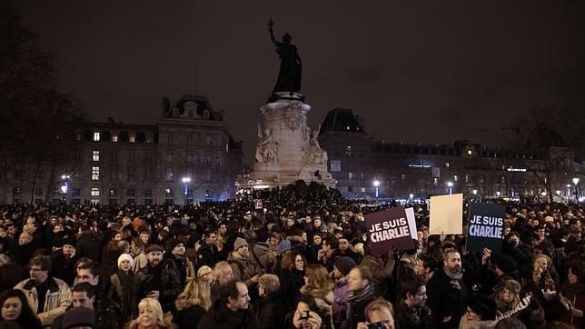 Multitudinaria manifestación en la Plaza de la República