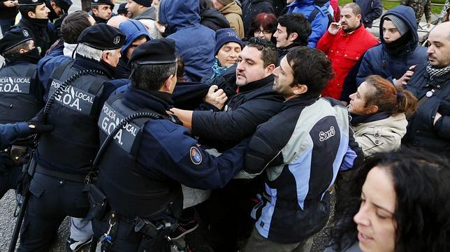 Caballero envía una dotación de 40 policías a desalojar la rotonda de Coia