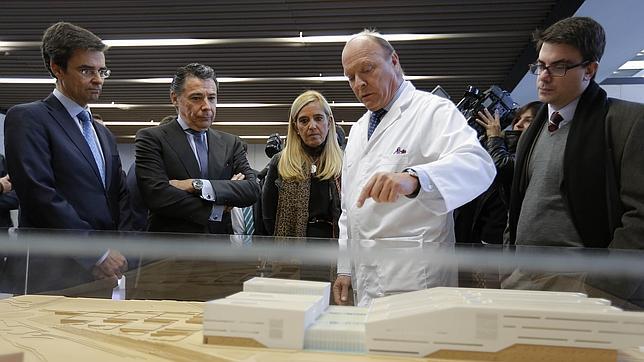 Ignacio González «inaugura» el hospital de Collado Villalba