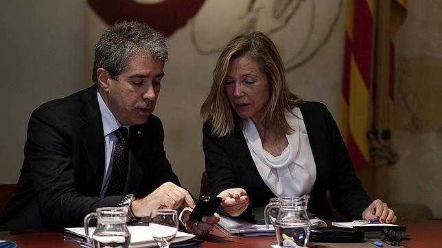 Joana Ortega, junto a Francesc Homs, durante una reunión del gobierno catalán