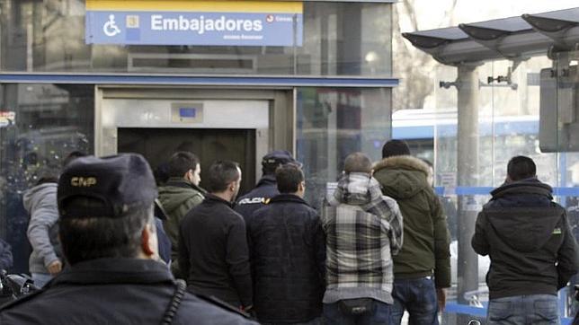 El joven que arrojó al policía al tren sigue grave y será interrogado cuando se recupere