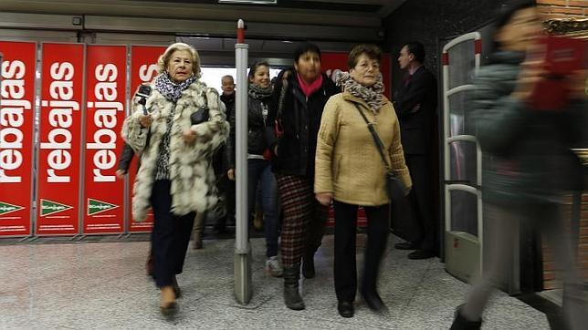 Las primeras compradoras de la temporada de rebajas de este enero de 2015