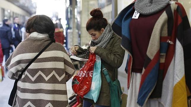 Una mujer comprueba la etiqueta del calzado que acaba de comprar