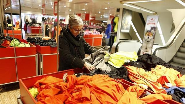 Una mujer revisa uno de los cajones del textil rebajado