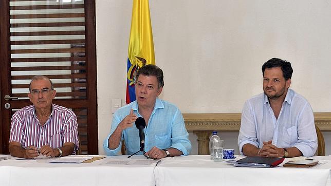 El jefe del equipo negociador, Humberto de La Calle (i), Juan Manuel Santos (c), y Sergio Jaramillo (d), comisionado de paz del Gobierno colombiano