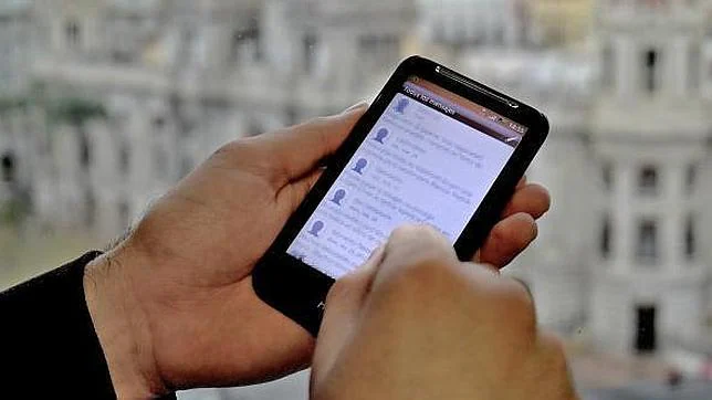La Policía alerta de un fraude telefónico en el que un SMS insta a llamar a un 806